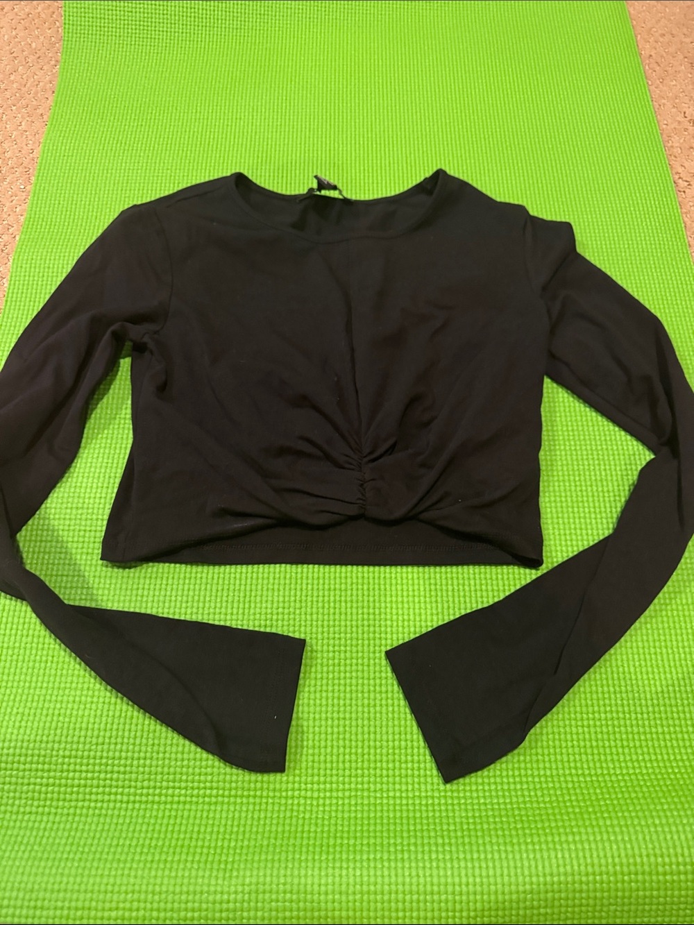 Forever 21 Black Long-Sleeve Twist Crop Top
